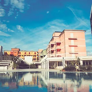 Ai Pozzi Village & 4*, Лоано Италия